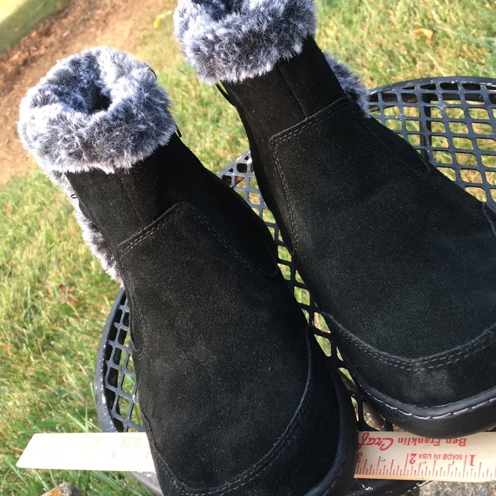 Khombu boot womens short black suede boot size 9.